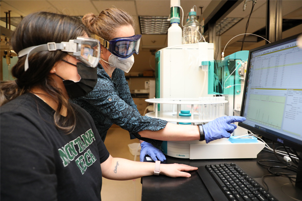 Students in the CBB lab