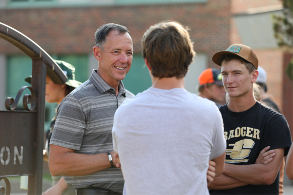 Chancellor Les Cook talking with students