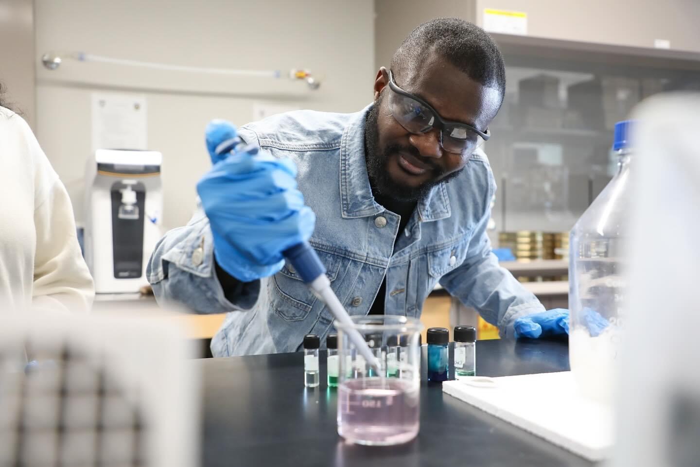 Student conducting an experiment in chemistry lab. 