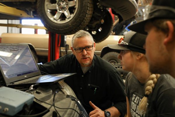 !automotive students work in class