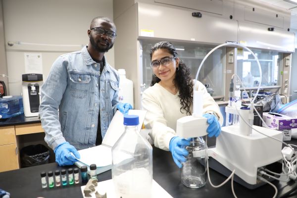 Frank Agyemang, from Kumasi, Ghana, and Zainab Nasrullah from Lahore, Pakistan, in the lab