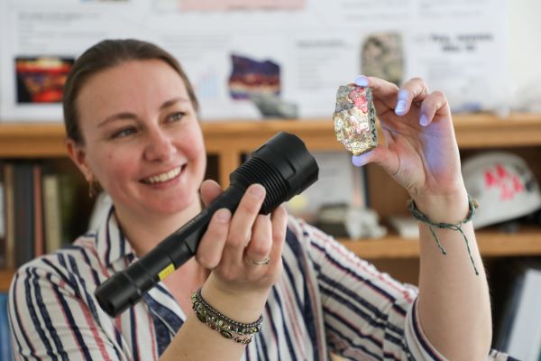 Celine Beaucamp works with sphalerite samples