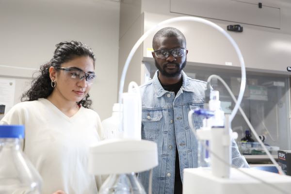 Frank Agyemang, from Kumasi, Ghana, and Zainab Nasrullah from Lahore, Pakistan, in the lab