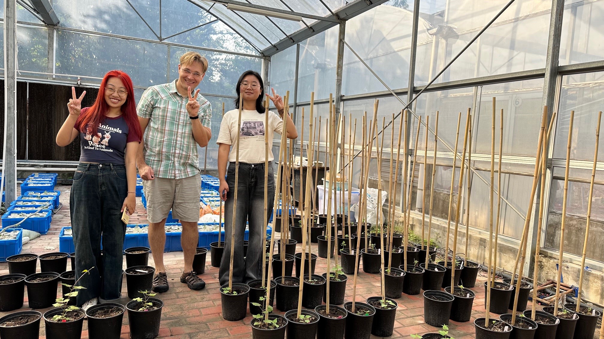 Robert Pal and students in experiments