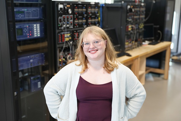 !Hannah Gingery in an electrical engineering lab