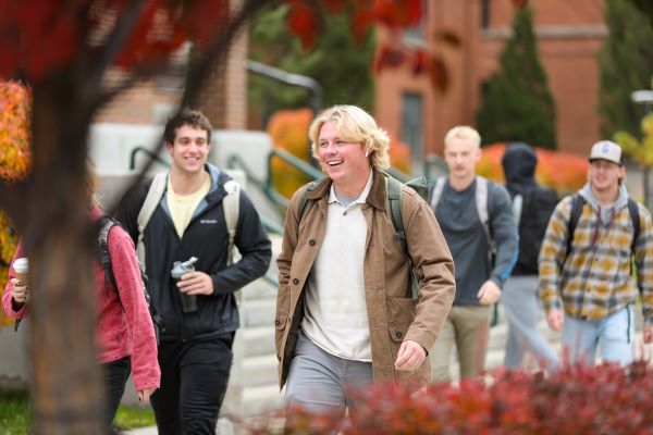 !Students walk on campus in autumn