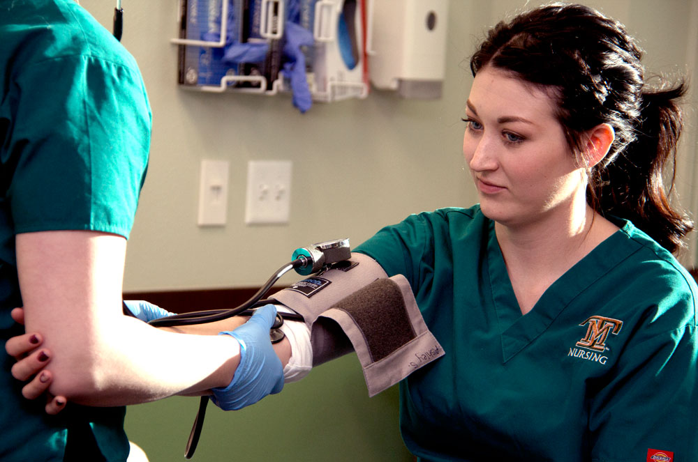 a nursing student takes blood pressure